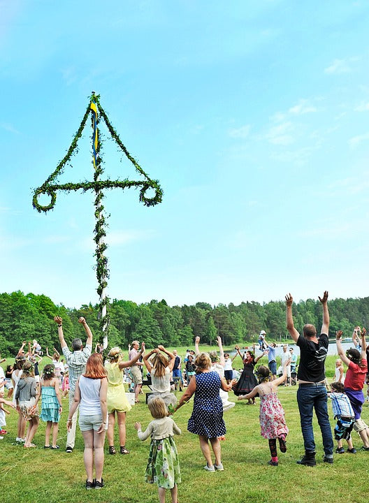 Midsommar in Zweden: een magisch feest van licht, bloemen en tradities 🇸🇪🌸