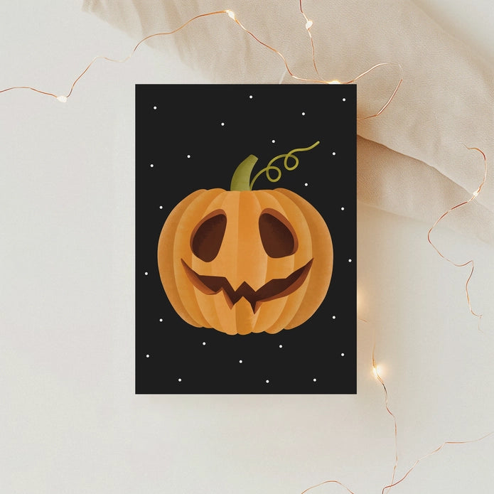 Ansichtkaart van Tilda & Theo met Halloween pompoen gezicht gedrukt op hoogwaardig, natuurlijk crème papier
