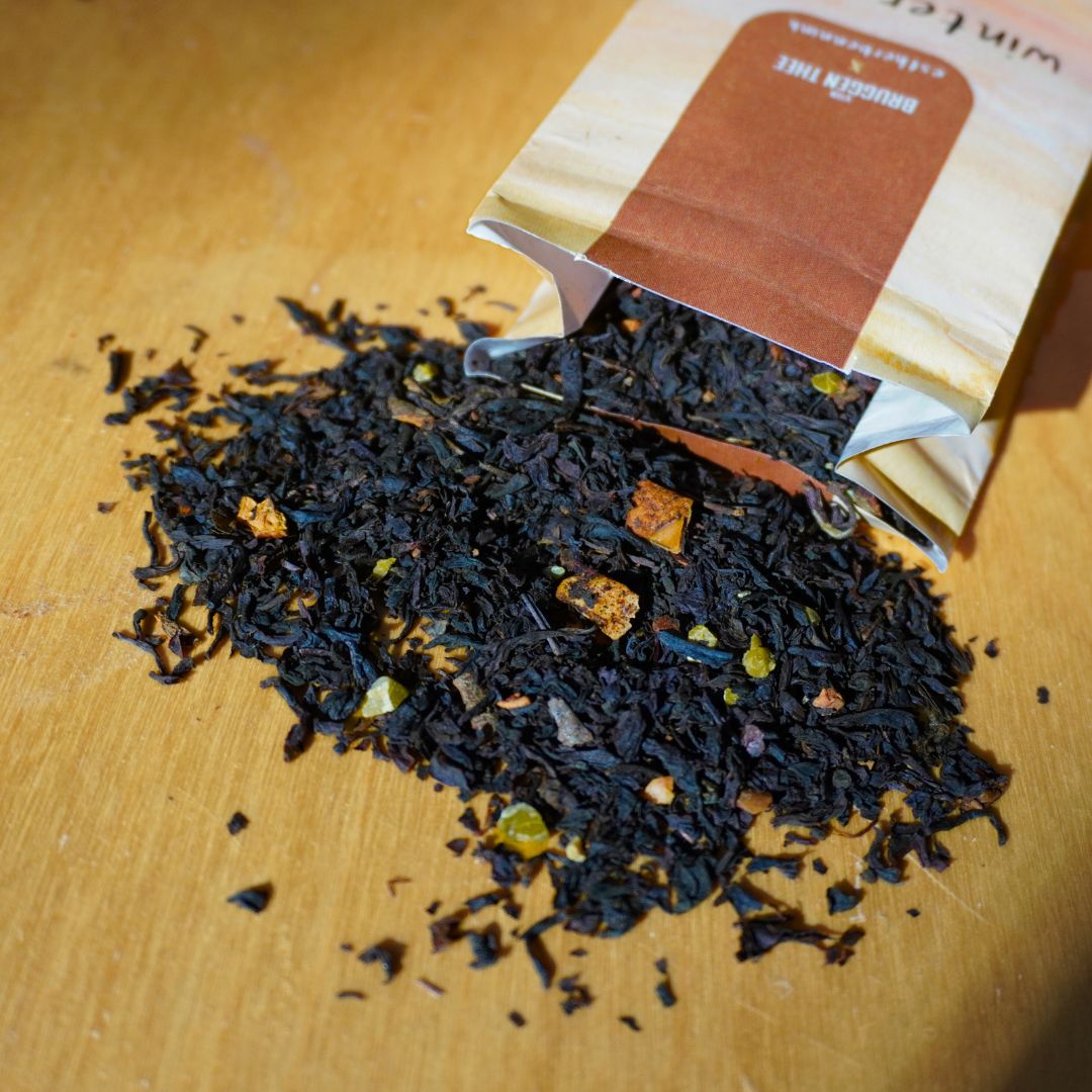 Cosy tea - Winteroogst / Winter Harvest - Illustrator under a blankie