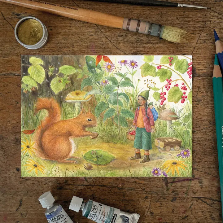 Ansichtkaart Autumn Voragers van Mhairi Hellbrandt Illustraties met een kabouter en een eekhoorn die noten en bessen verzamelen