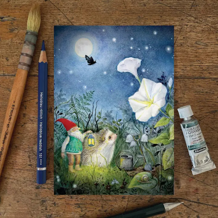 Ansichtkaart Moonflower van Mhairi Hellbrandt Illustraties met een kabouter die een lantaarn vasthoud en samen met de egel kijkt naar een witte bloem in het maanlicht