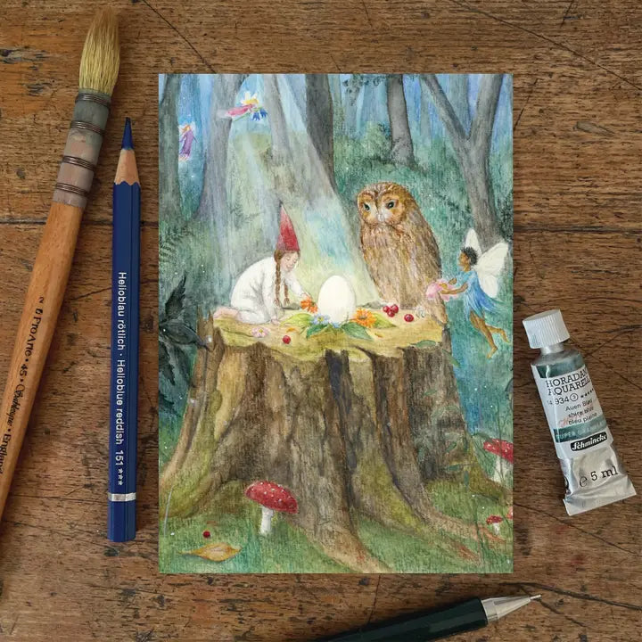 Ansichtkaart Midsummer ritual van Mhairi Hellbrandt Illustraties met een kabouter, fee en een uil die een zomer ritueel uitvoeren op een boomstronk midden in en donker bos met maanlicht