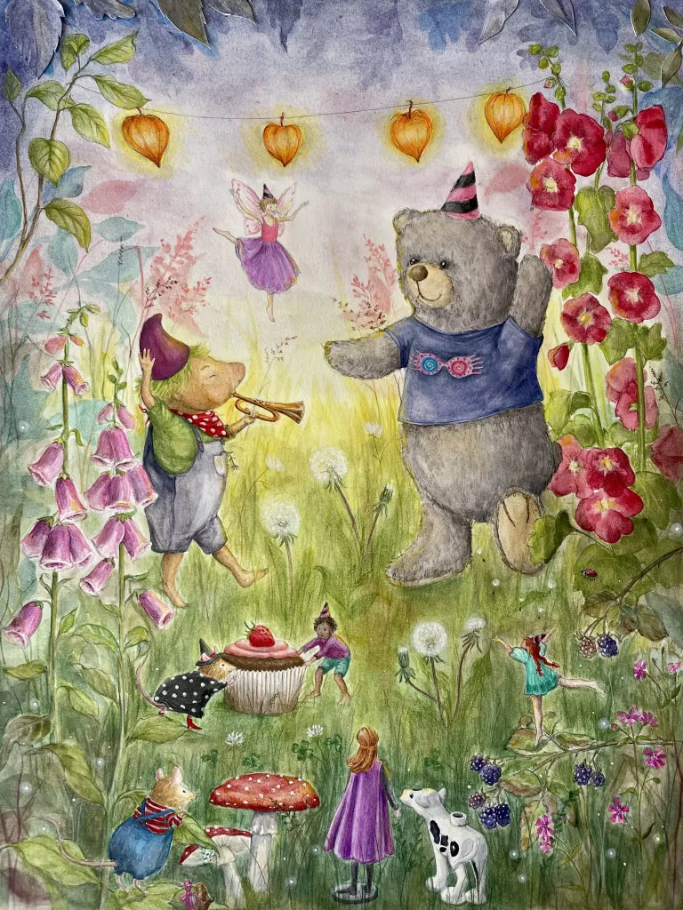 Ansichtkaart Polar's Party van Mhairi Hellbrandt Illustraties met feestende kabouters, feeën, bosdieren en een teddybeer in bloeiende weide met een taartje