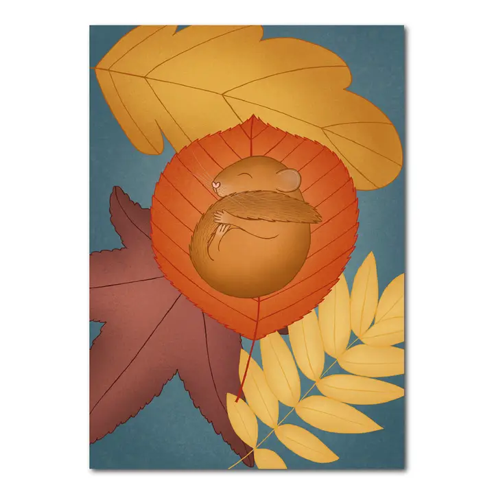 Lieve babykaart met een slaapmuis tussen kleurrijke herfstblaadjes van Studio Kvinna