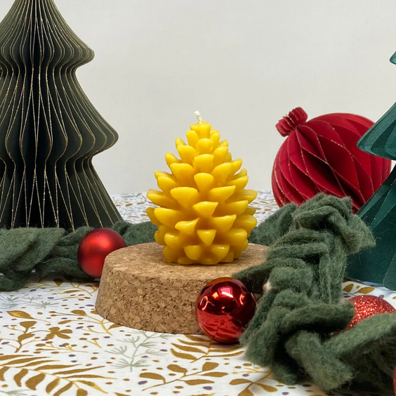 Dennenappel Bijenwas kaars – De Muisjes