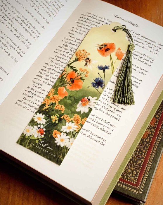 Boekenlegger Wild Flowers van Iris Esther met illustratie van een kleurrijke bloemenweide met klaprozen, margrieten, korenbloemen, bijen en lieveheersbeestjes.