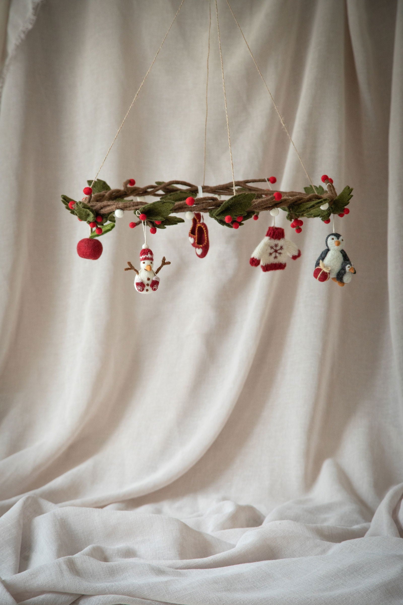 Holly Wreath (hulst krans) Hanging – Gry & Sif
