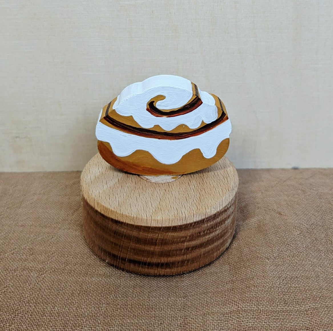 Houten steker van Vossebos met kaneelbroodje voor de jaarring op de seisoenstafel