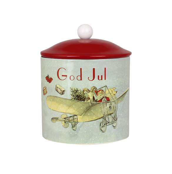Rond metalen kerstblik Aina God Jul van Strömshaga met een traditionele Zweedse kerstmanillustratie en tekst "God Jul".