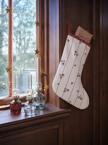 Rood-witte Gerd kerstsok met schattig vossenbessen patroon van Strömshaga voor kleine kerstcadeautjes en verrassingen.