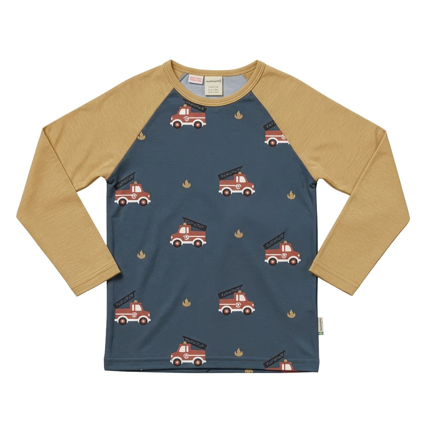 Pyjama shirt van Maxomorra met gave blauwe brandweerautootjes print en warm beige raglanmouwen van biologisch katoen