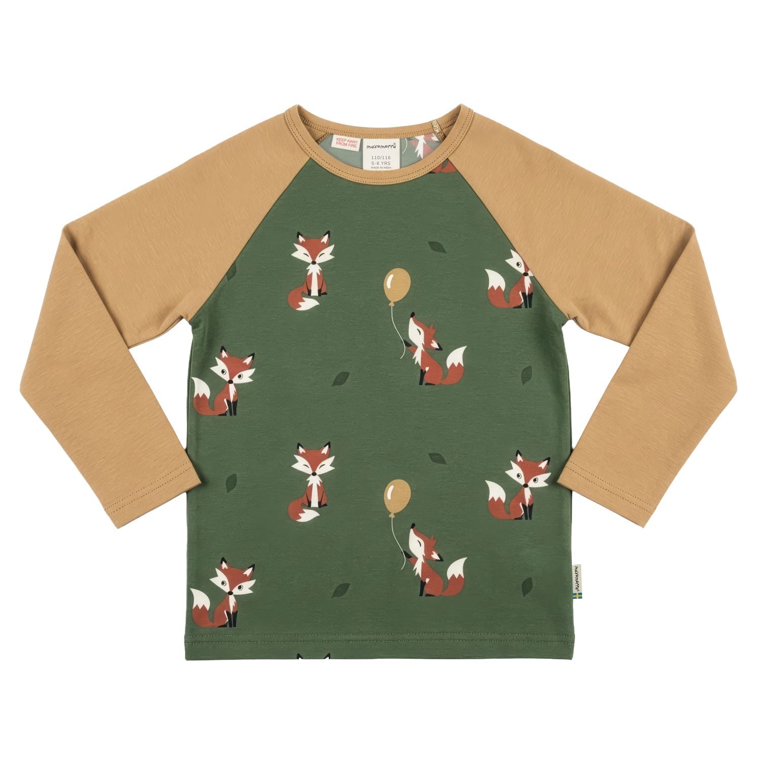 Pyjama shirt van Maxomorra met vrolijke vosjes in het mosgroen en warm beige raglanmouwen van biologisch katoen