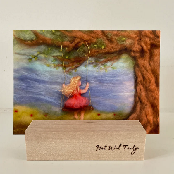 Ansichtkaart Meisje op de schommel – Het Wol Feetje