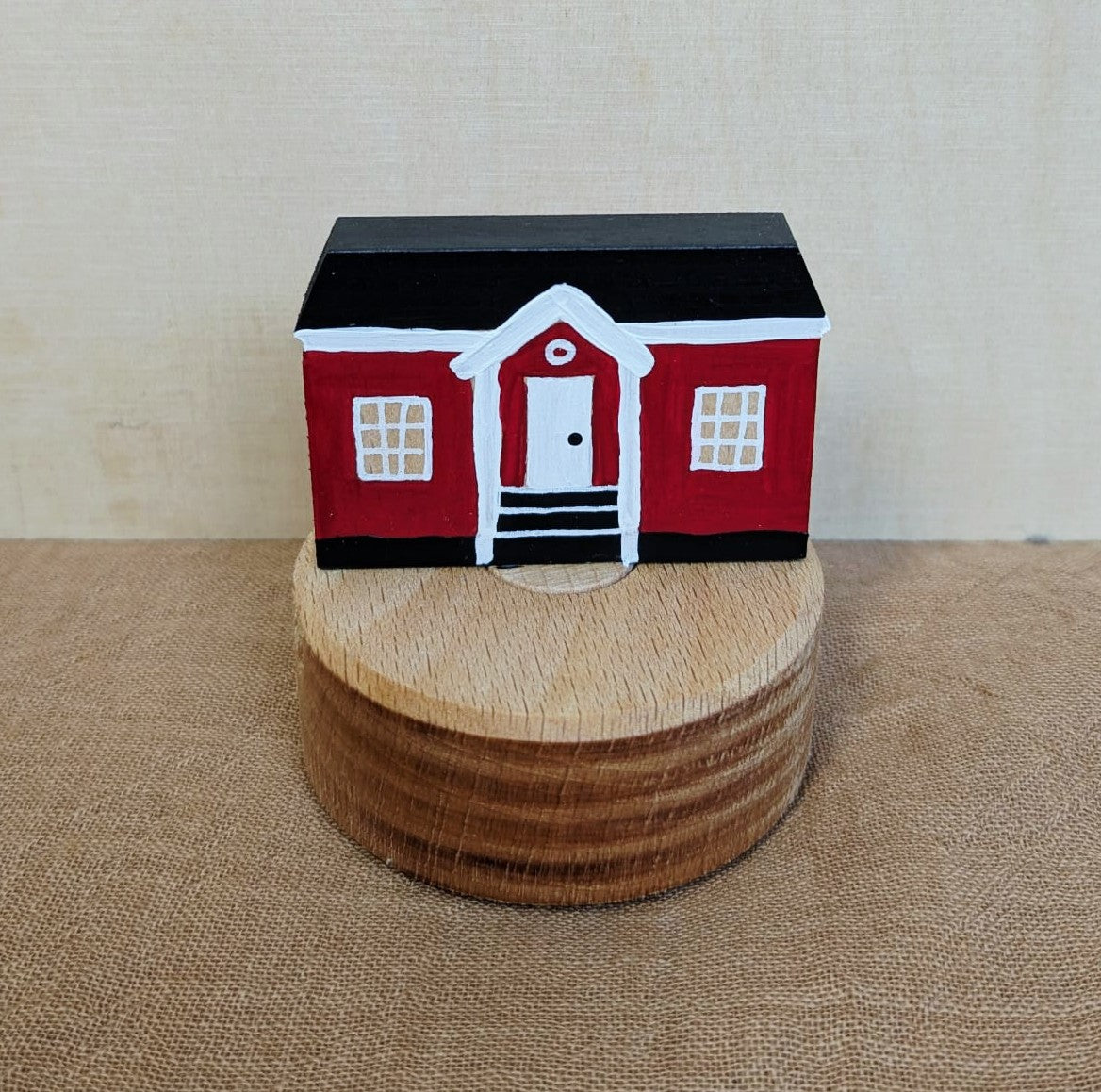 Houten steker van Vossebos met Zweedse huisje voor de jaarring op de seisoenstafel