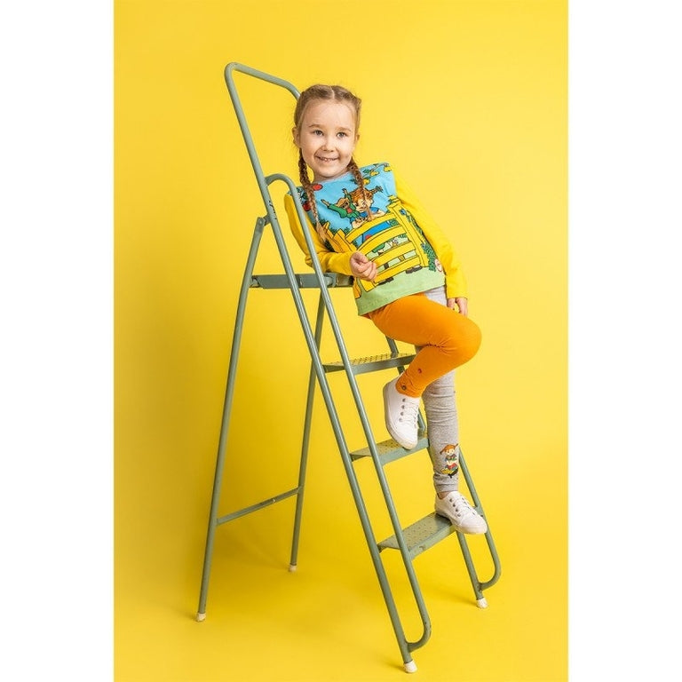 Longsleeve Pippi At The Gate Yellow – Pippi Langkous