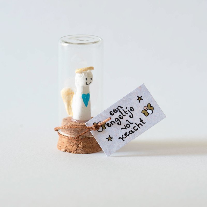 Engeltje in glazen stolp "Een engeltje vol kracht" wit – Sidedish