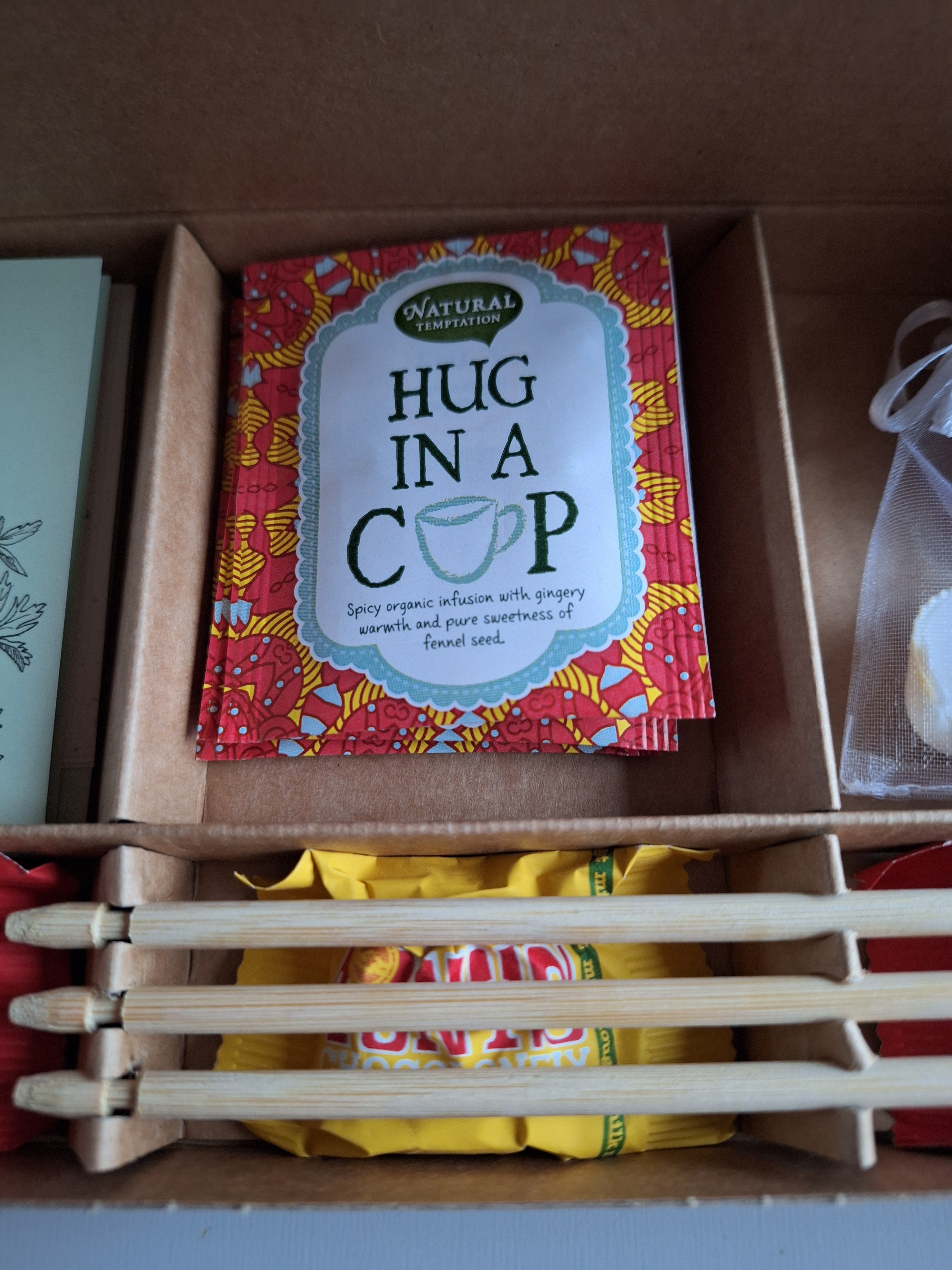 Cadeaudoosje "Hug in a Cup" wenslichtje, thee, chocolade & bloemzaden - Veer&Moon, Tony's Chocolonely, Sidedish
