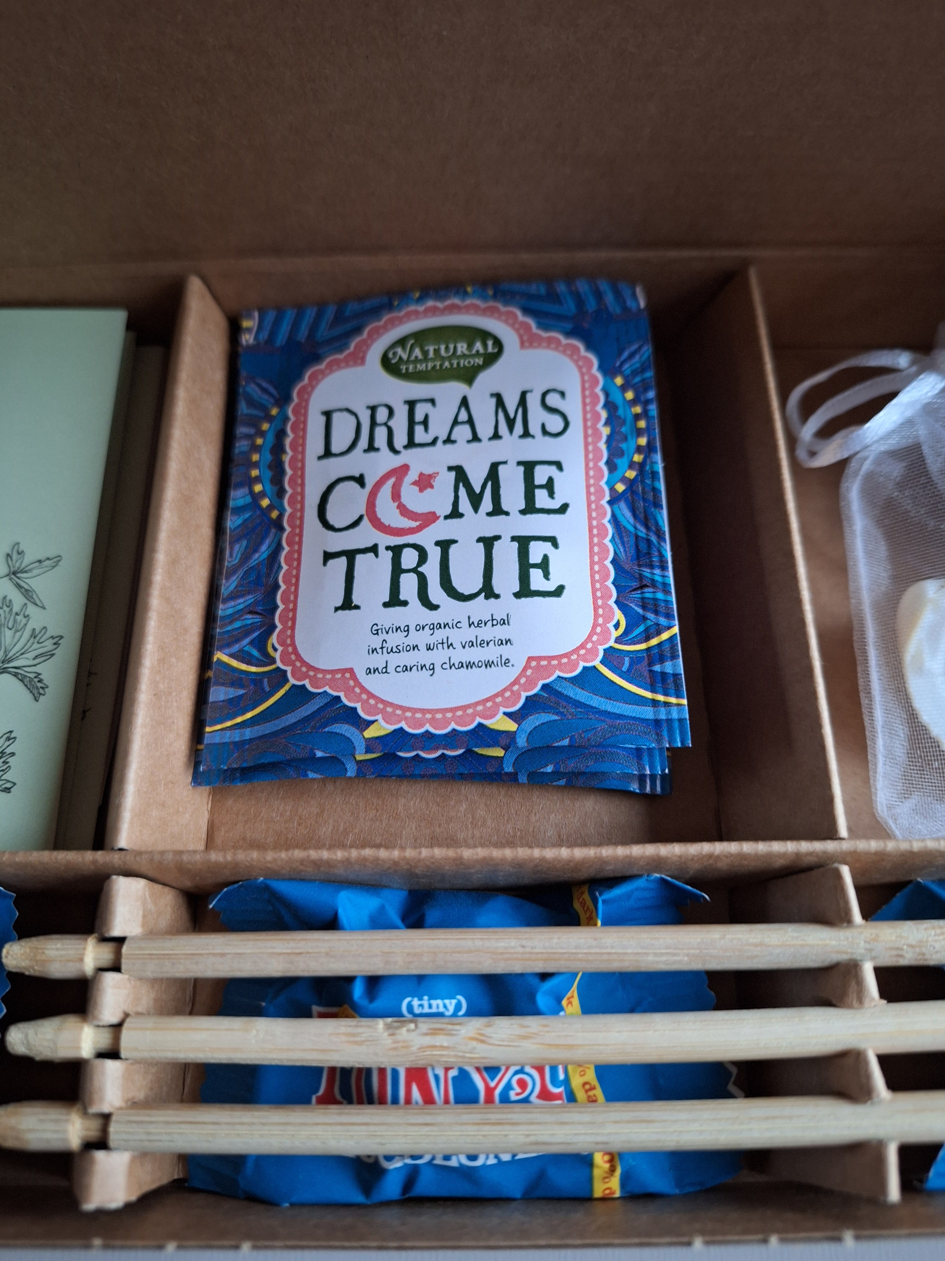 Cadeaudoosje "Dreams Come True" wenslichtje, thee, chocolade & bloemzaden - Veer&Moon, Tony's Chocolonely, Sidedish