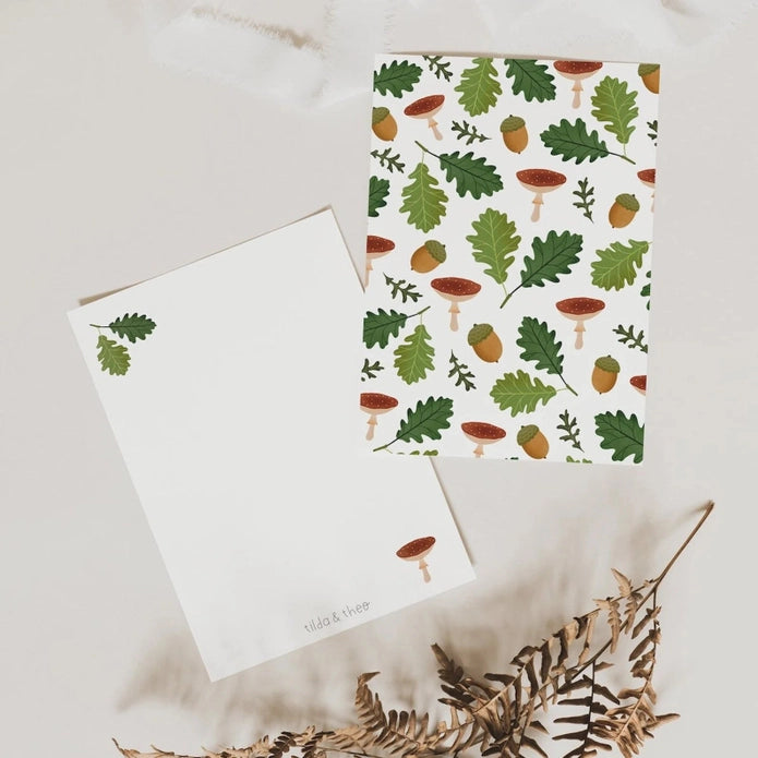 Ansichtkaart van Tilda & Theo met Herfst bladeren en paddenstoelen gedrukt op hoogwaardig, natuurlijk crème papier