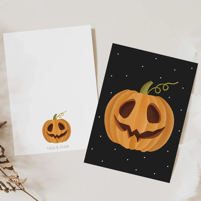 Ansichtkaart Halloween Pompoen – Tilda & Theo