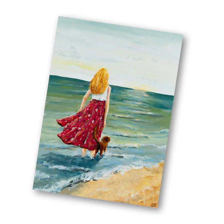 Illustratiekaart Zilte lucht waar een vrouw met hond langs de branding van de zee loopt en de zon ondergaat. 