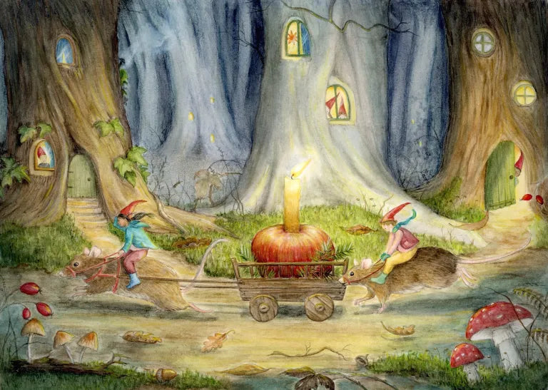 Ansichtkaart Advent Delivery van Mhairi Hellbrandt Illustraties met een kabouters op muizen die een advent kaars bezorgen in een bos met kabouterhuizen