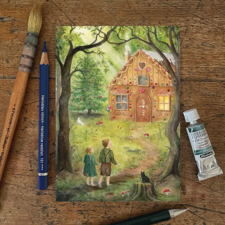 Ansichtkaart Hansel and Gretel van Mhairi Hellbrandt Illustraties waar Hans en Grietje uit het sprookje in het bos bij het huisje van snoep lopen