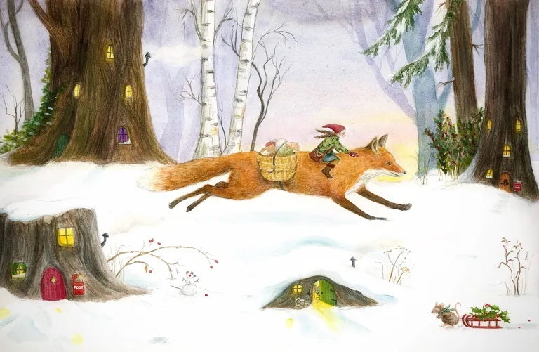 Ansichtkaart Christmas Post van Mhairi Hellbrandt Illustraties met een kabouter die op een vos kerst post rondbrengt in een besneeuwd bos