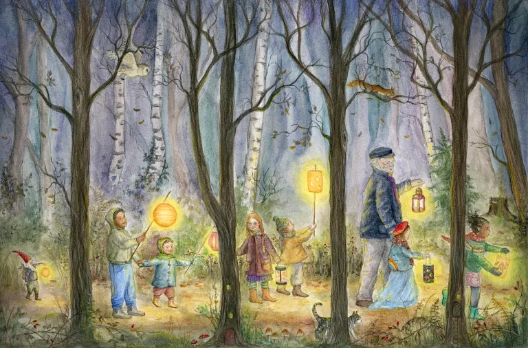 Ansichtkaart Lantarn Walk van Mhairi Hellbrandt Illustraties met een herfstig donker bos waar kinderen een man met lantaarns lopen