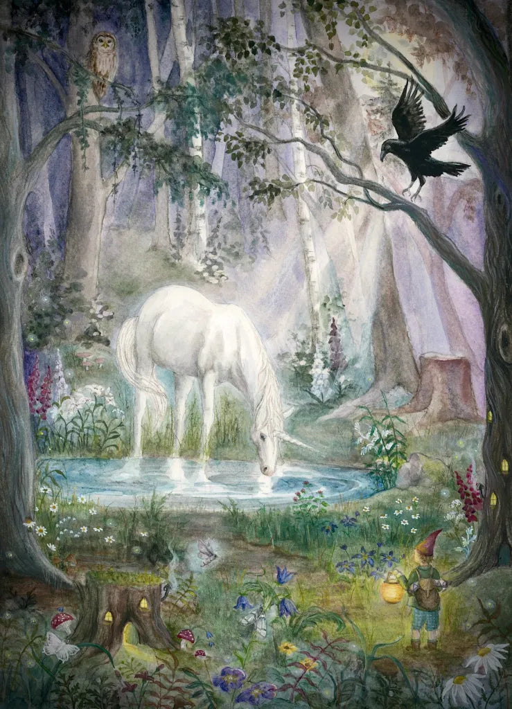 Ansichtkaart Enchanted Forest van Mhairi Hellbrandt Illustraties met een witte eenhoorn drinkend uit een waterpoel in een betoverd donker bos met kabouters en bosdieren