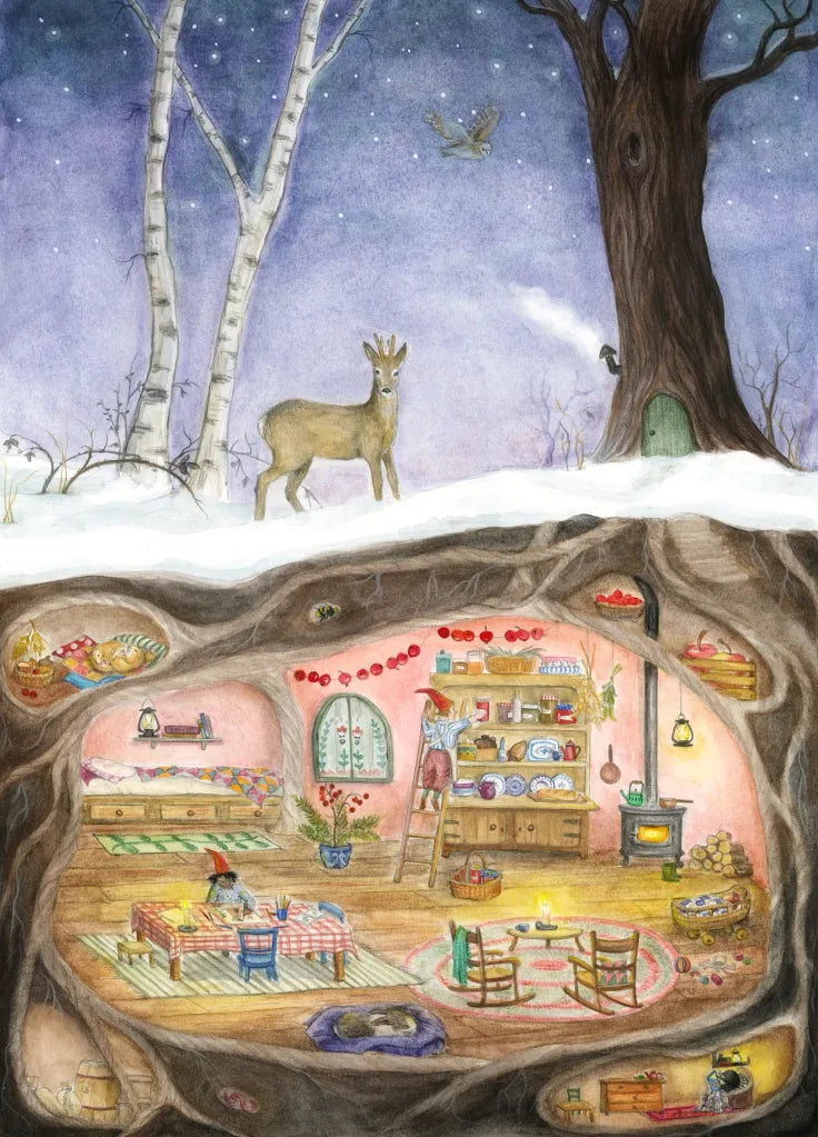Ansichtkaart Winter underground van Mhairi Hellbrandt Illustraties met een ondergrondse woning van kabouters in een besneeuwd bos met een ree