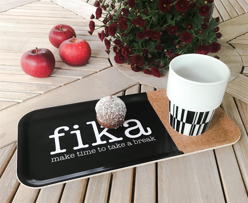 Dienblad / TRAY / Bricka 32x15 cm kork FIKA svart/vit – Mellow Design