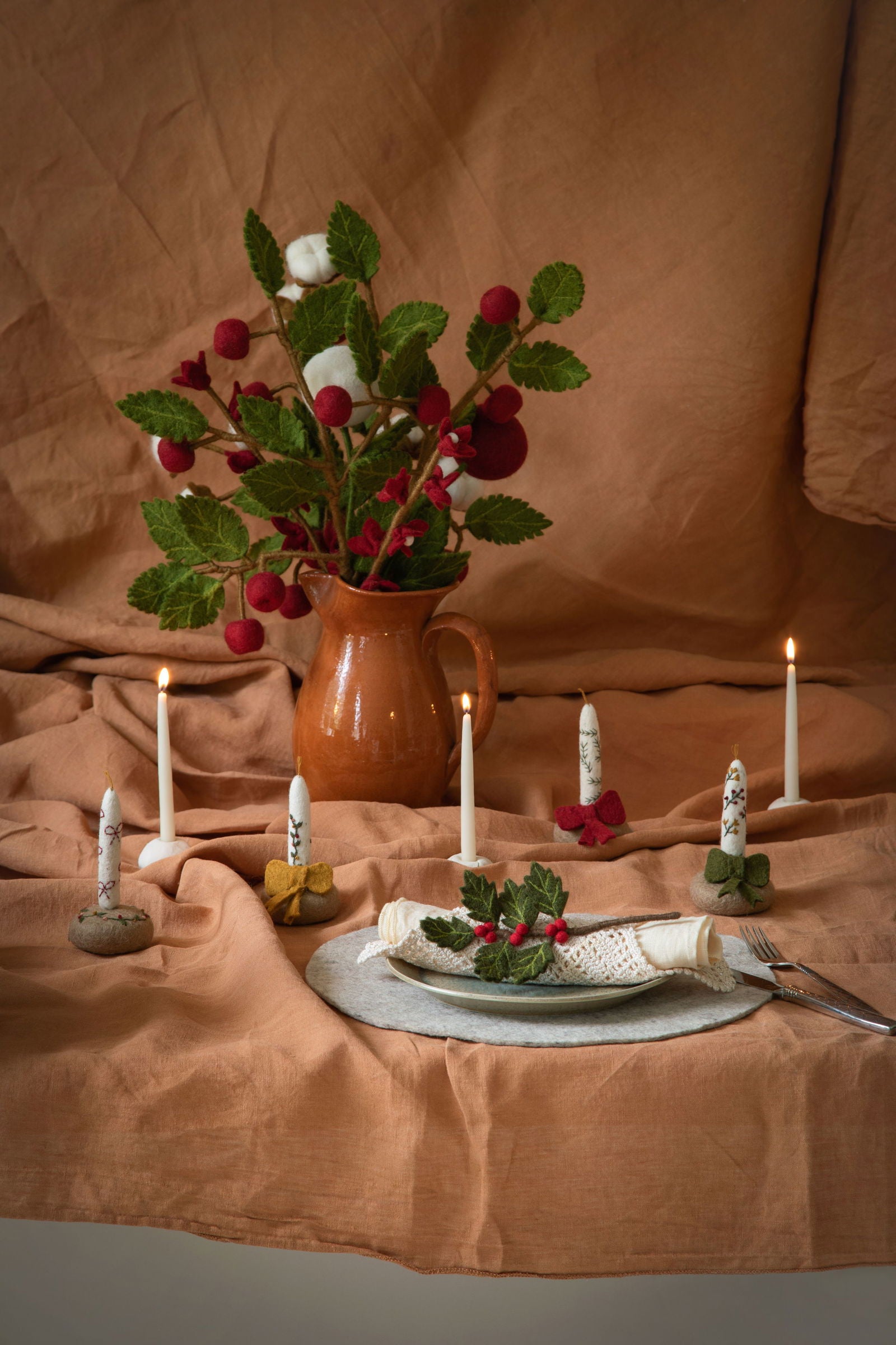 Candle in Holder w Red Bow – Gry & Sif