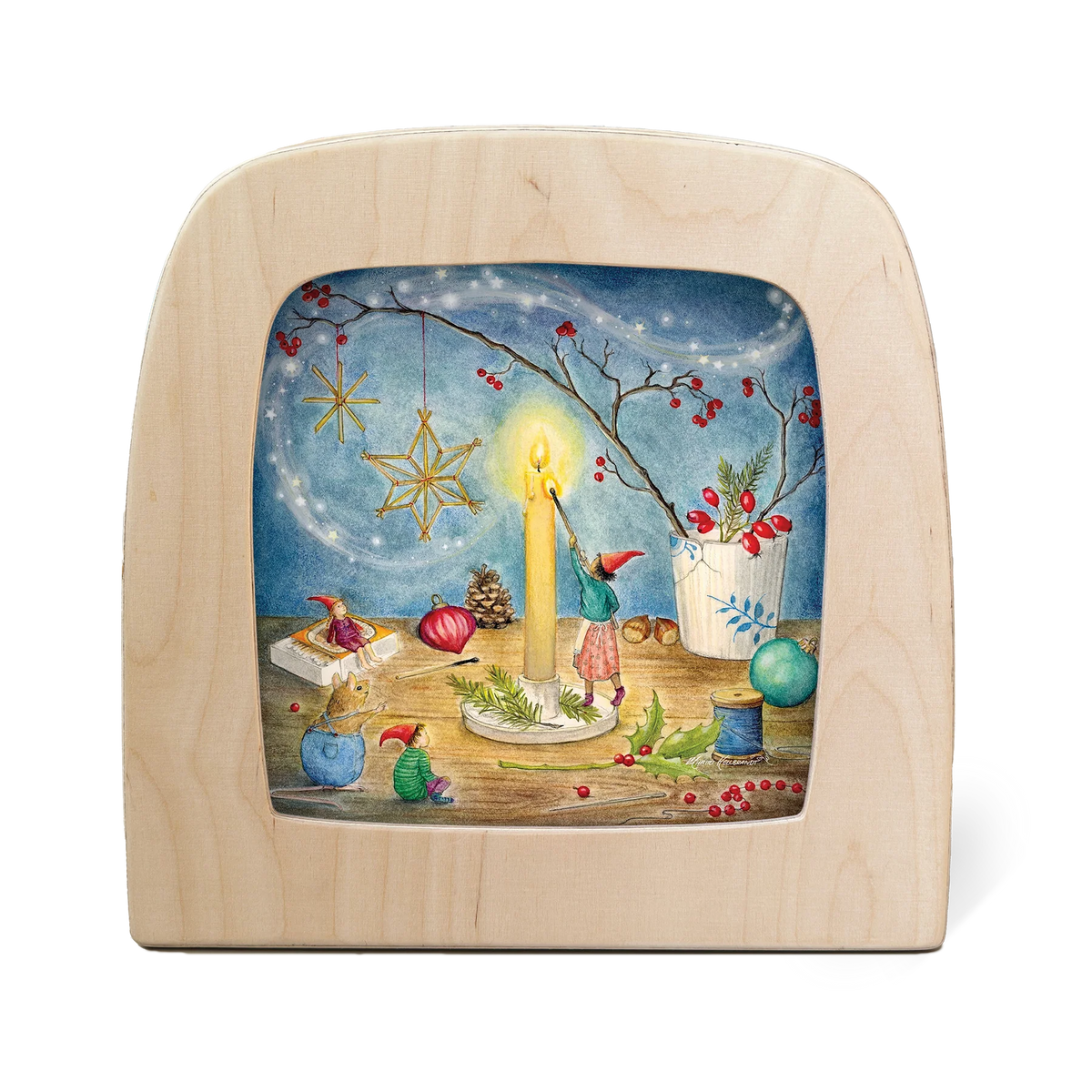 Toverlux Toverplaat Preparing for Christmas van Mhairi Hellbrandt Illustraties met kabouters die een advent kaars aansteken op een versierde Kerst tafel